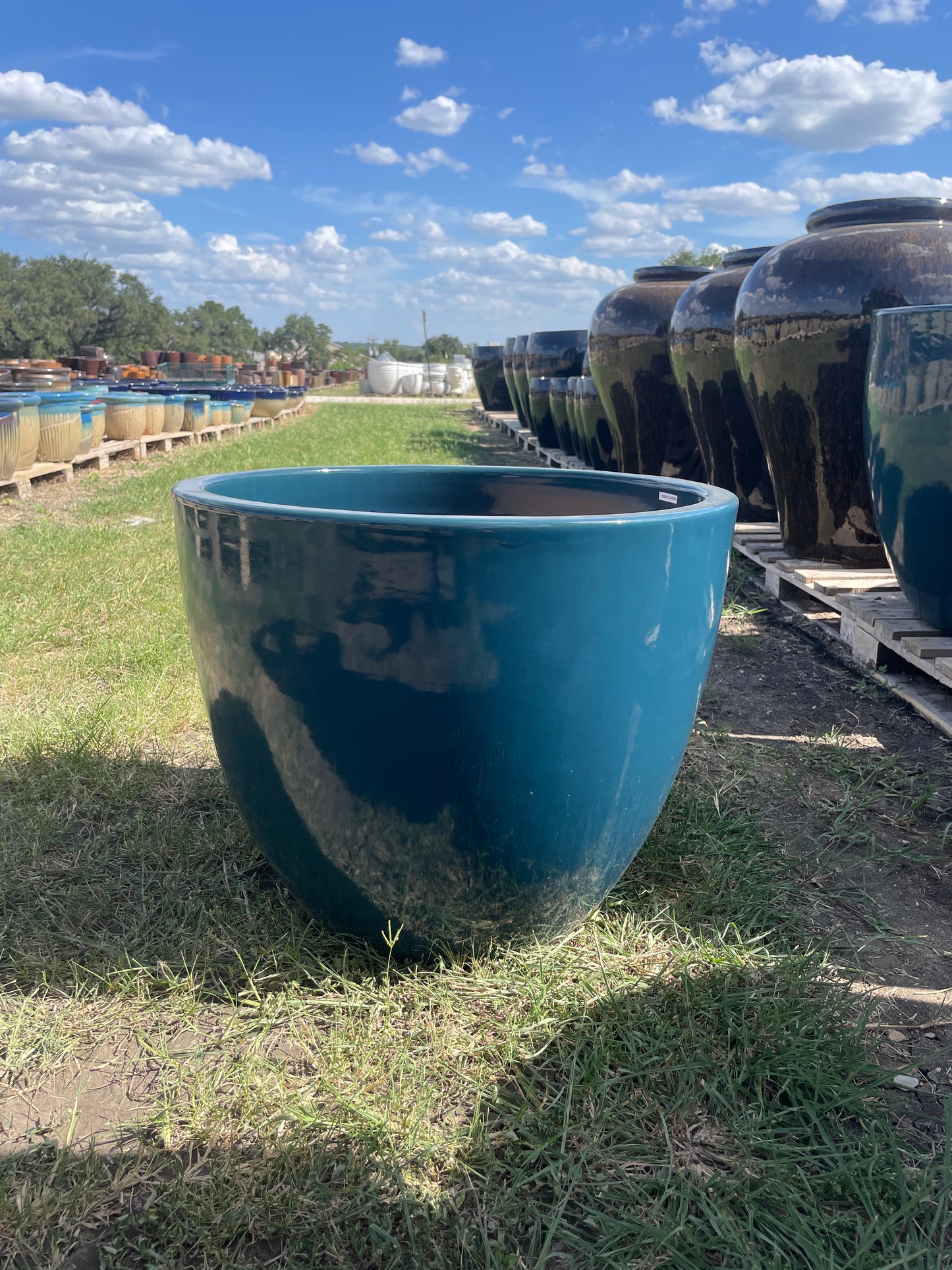 Peacock Lipless Round Planter 23"