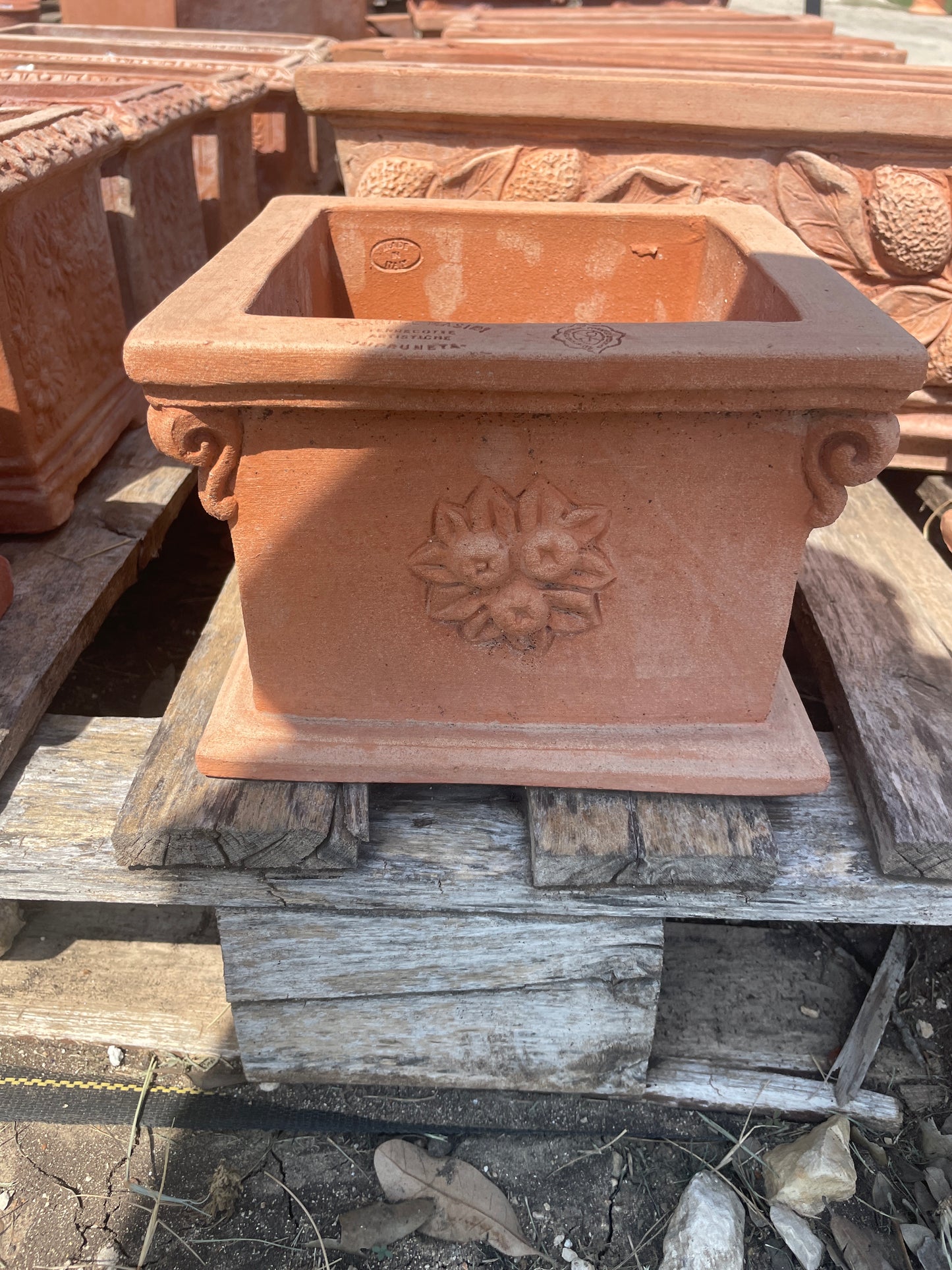 Italian Round Edge Box Rosette 11"