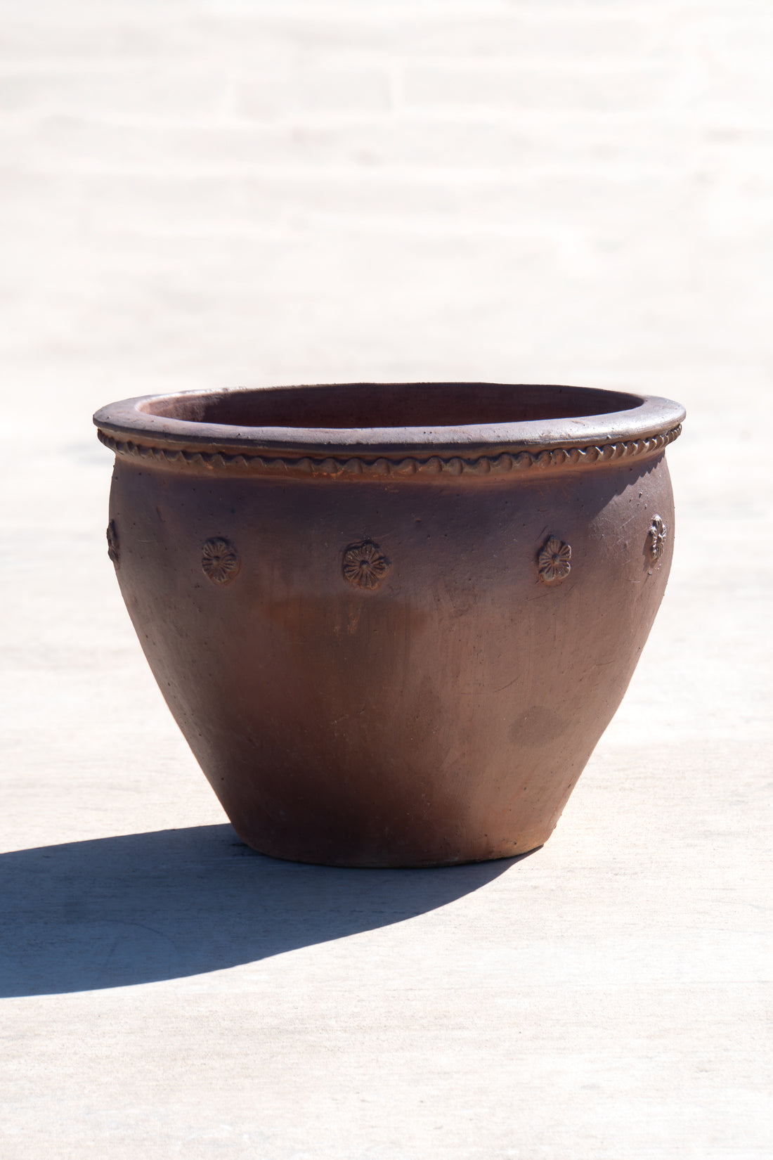 Black Clay Round Lipped Planter