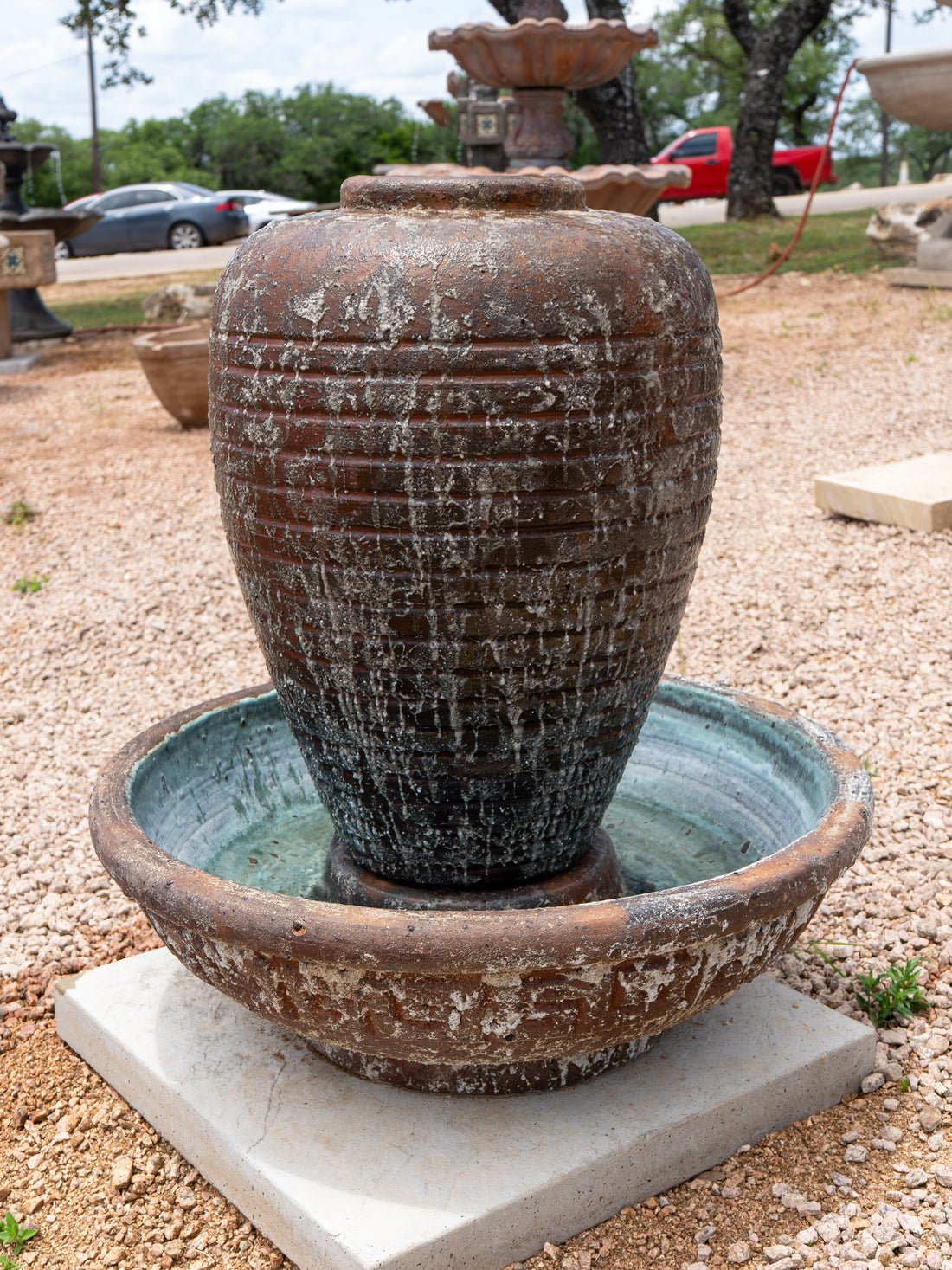 Snow Brown Ribbed Vase Fountain