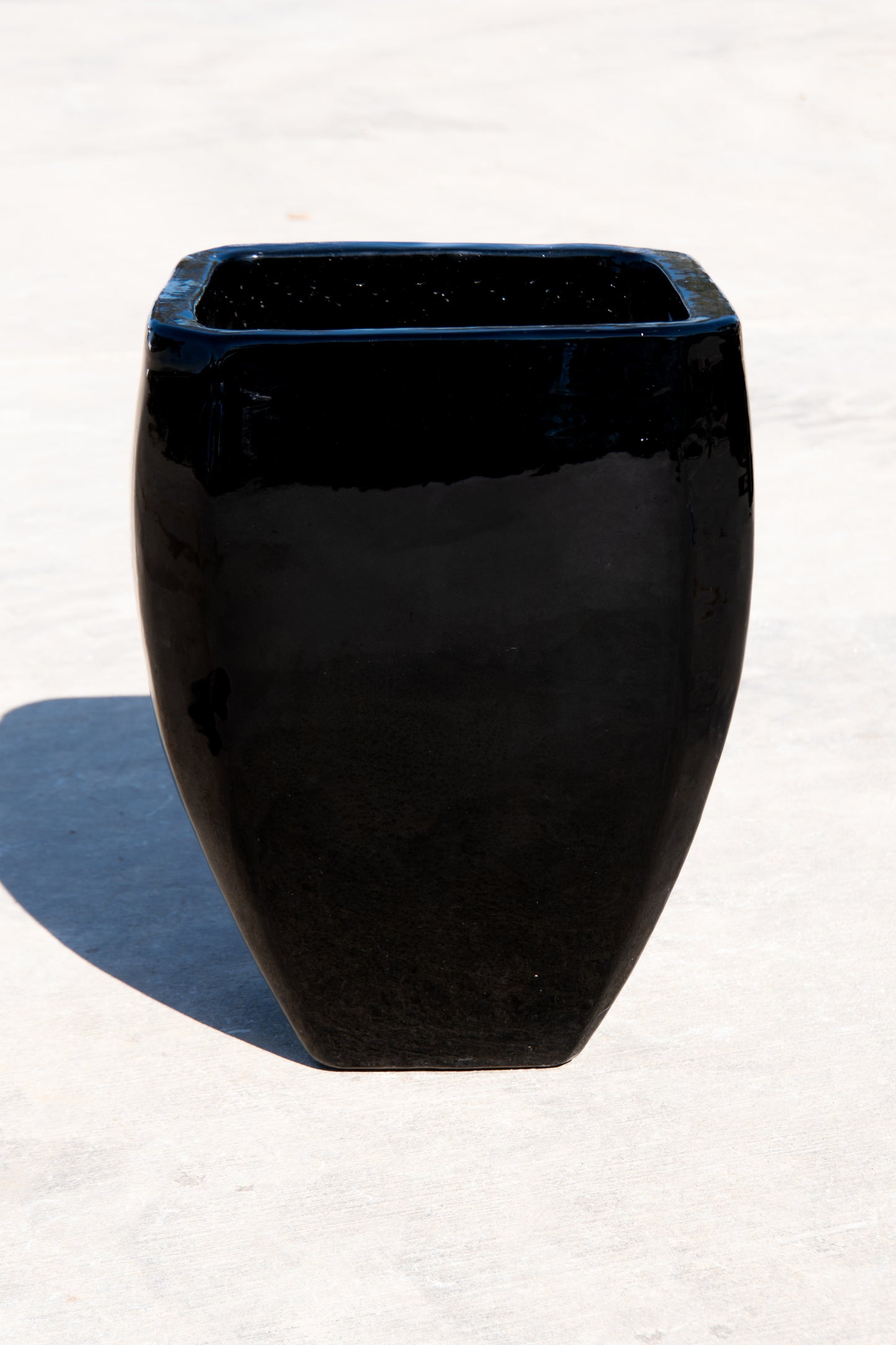 Glossy Black Bowed Smooth Planter 17"