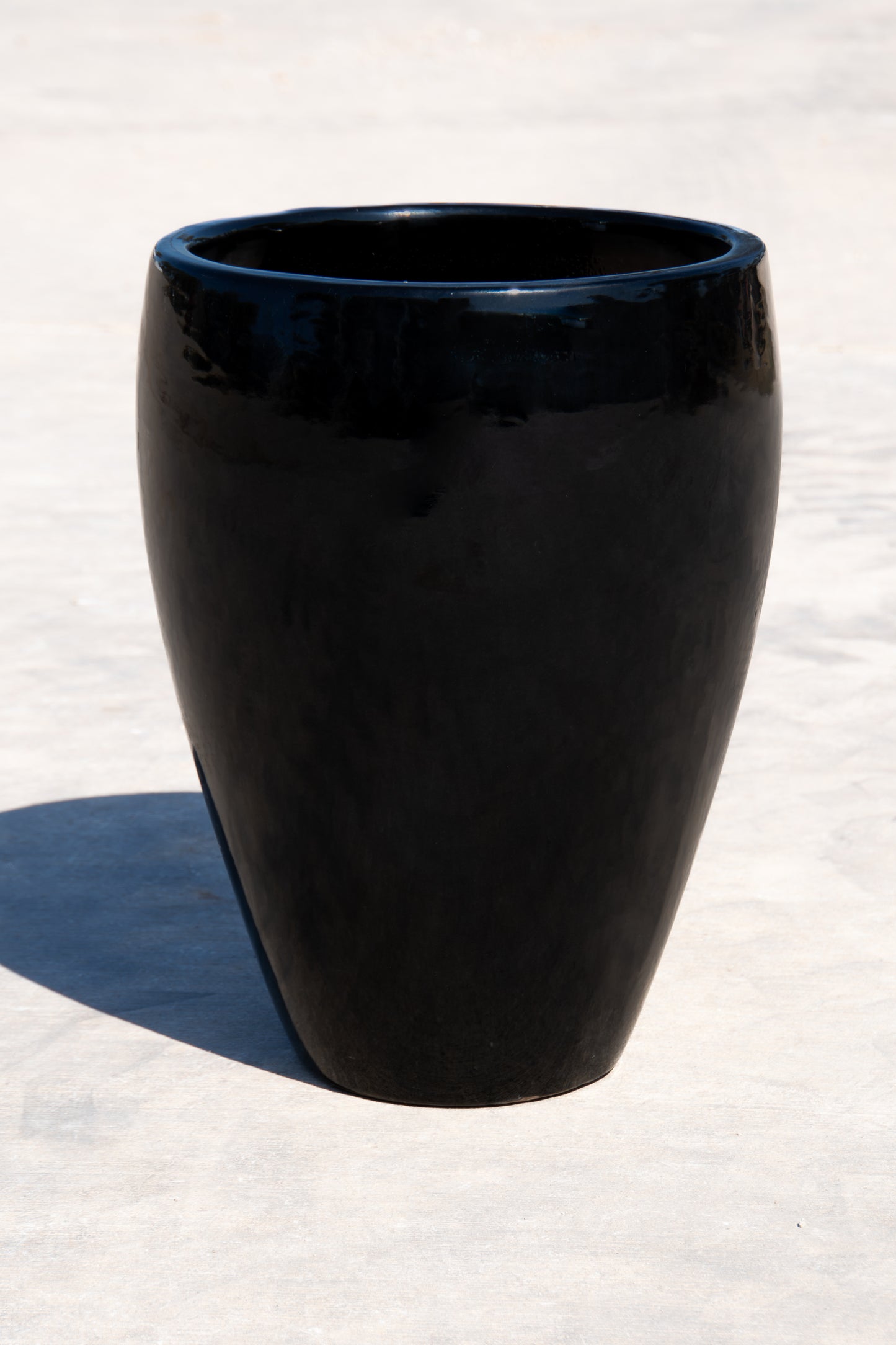 Glossy Black Bowed Smooth Planter 24"